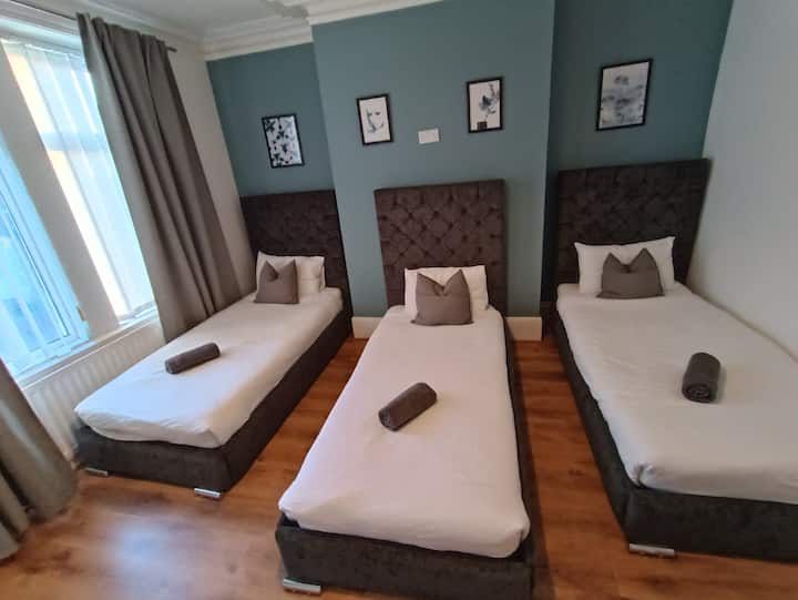 4 Beds, Sleeps 10 Ideal For Contractors & Families - Wolverhampton