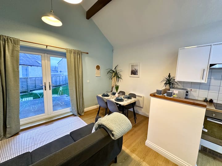 The Button Box | 1-bed Bungalow With Garden - Huddersfield