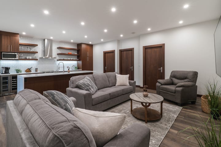 The Alpine Den With Indoor Hot Tub - Revelstoke