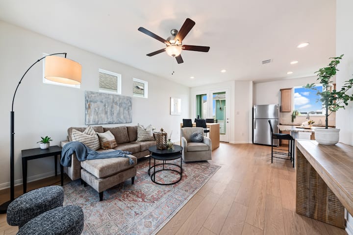 The Lily Haus | 2b/1b Sleeps 4 | Corporate Stays - New Braunfels, TX