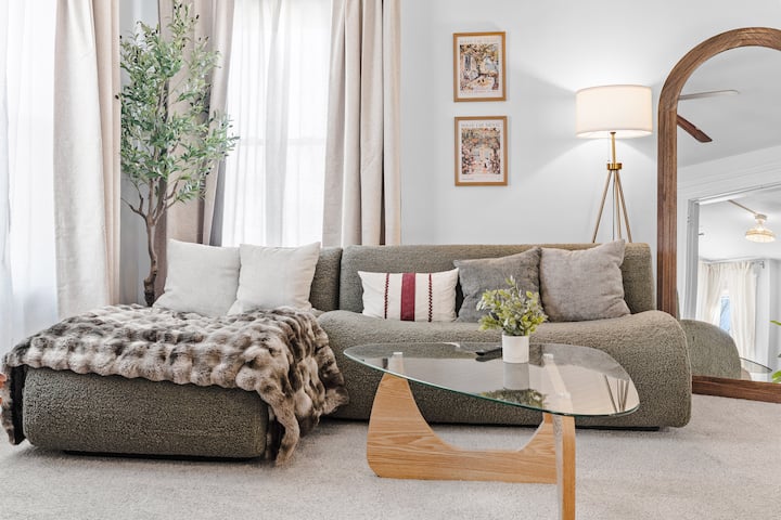 Modern 3-br King + Private Patio, 3-min Cle-clinic - Cleveland