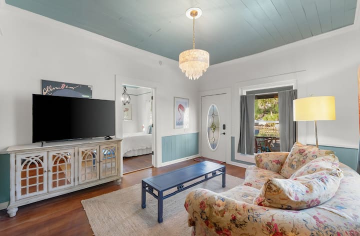 Charming Downtown 8 Miles To Pensacola Beach - Pensacola, FL