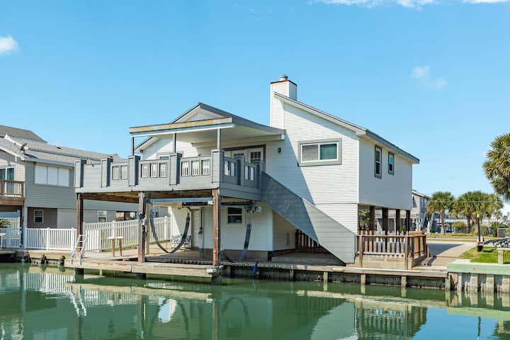 Waterfront Canal Living Close To The Beach And Bay - Jamaica Beach, TX