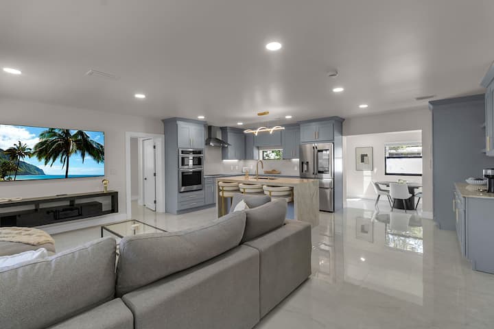 Modern Oasis: Hot Tub, Fire Pit, 3 Mi To Beach - Clearwater Beach, FL