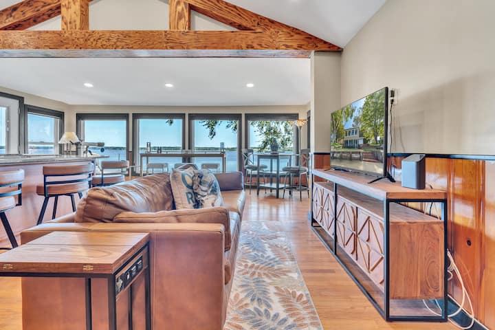 Waterfront Home: Dock And Beach Access - Running Hare Vineyard, Prince Frederick