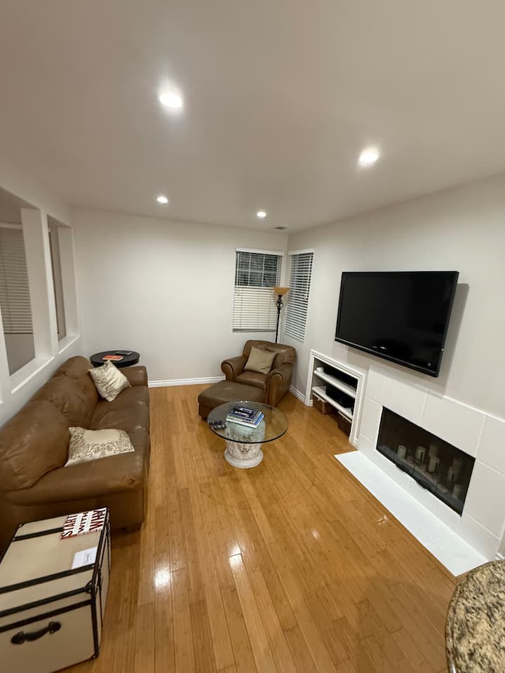 Lovely T.o. Home, Monthly Housekeeping Included - シミバレー, CA