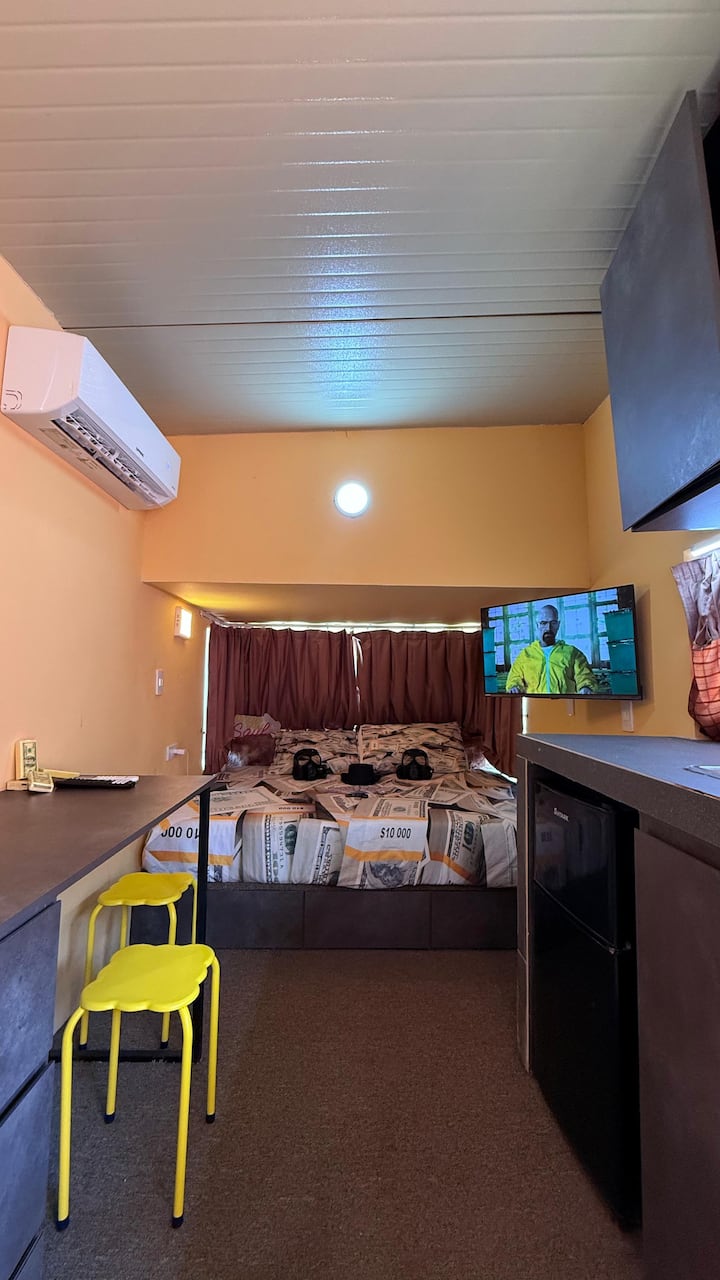 Room with a queen bed, Smart TV, minibar, air conditioning, closet, and a fully equipped kitchen with a grill, microwave, air fryer, blender, etc.