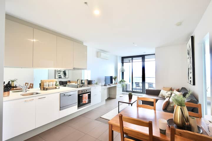 Beautiful Harbour View Apartment + Car Park - Melbourne