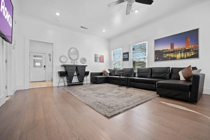 2br Vibrant Stay Near Curtis Park & Gunther’s - Sacramento, CA