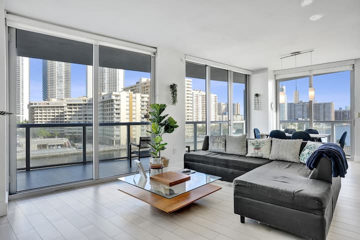 Waterfront Retreat With Great Views - King Bed - Hallandale Beach, FL