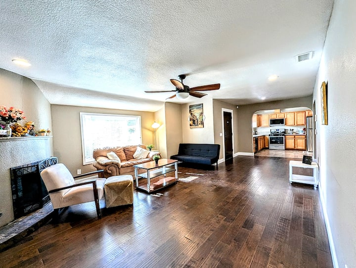 Spacious & Renovated Home Near Ucdmc Easy Commute! - Sacramento, CA