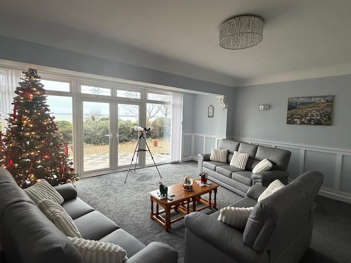 Luxury 5-bed Seafront House | Direct Sea Views - Deal