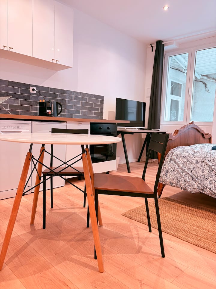 𝓑𝓵𝓮𝓾𝓮𝓽, Studio En Hypercentre, Parking Privé - Saint-Étienne