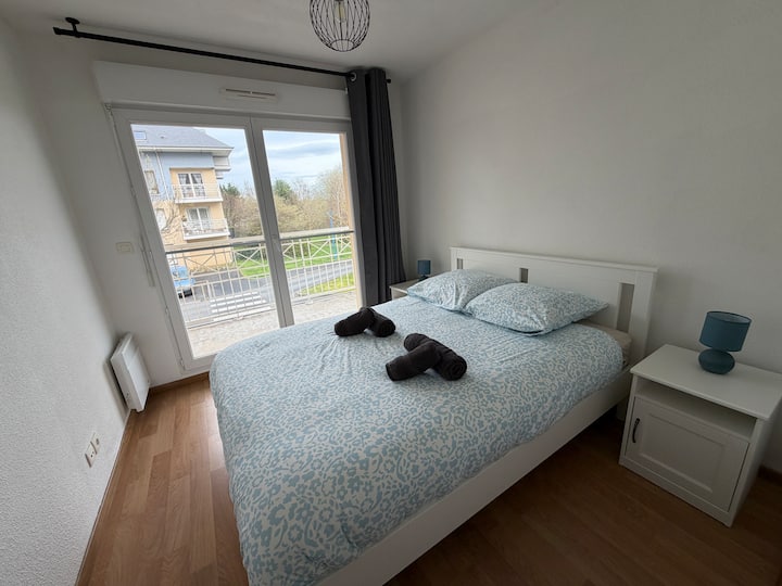 habitación con cama matrimonial, espacio de almacenamiento, acceso directo a la segunda terraza