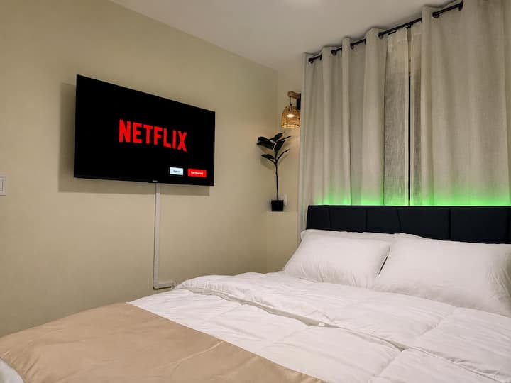 Cama tamaño queen flotante con Smart TV e iluminación ambiental personalizable.