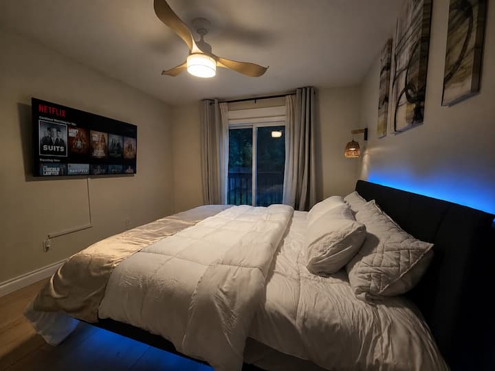 Cama king flotante con Smart TV e iluminación ambiental personalizable.