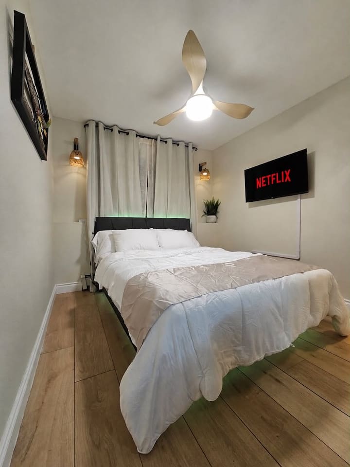 Cama tamaño queen flotante con Smart TV e iluminación ambiental personalizable.