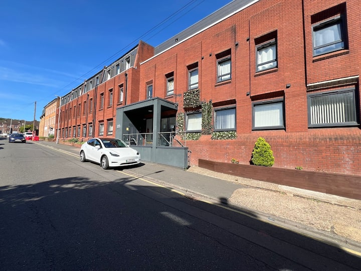 Basic Budget Friendly Family Apartment - Luton