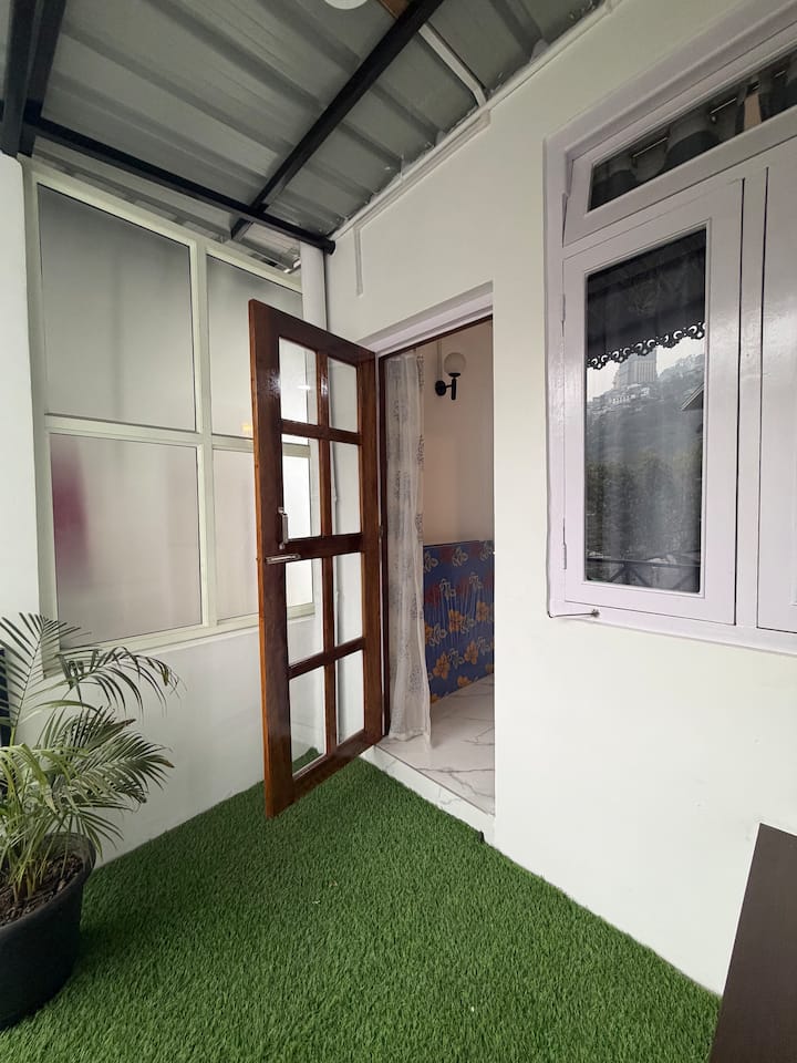 Spacious Balcony Room With View | Addy's Inn - 甘托克