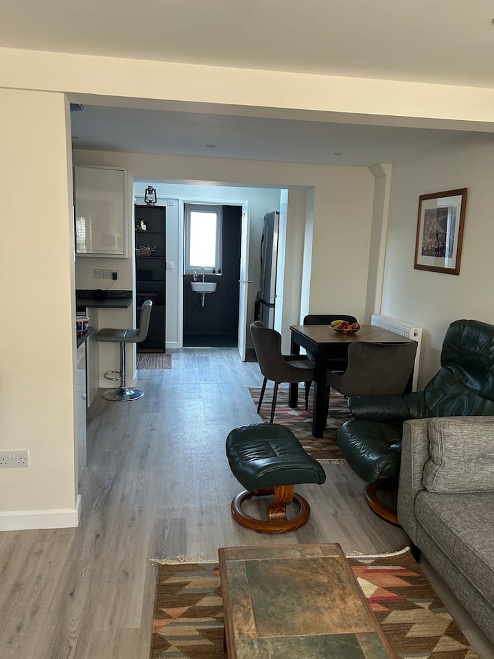 Modern Stylish 2 Bed 2 Bath House, Parking - Weymouth