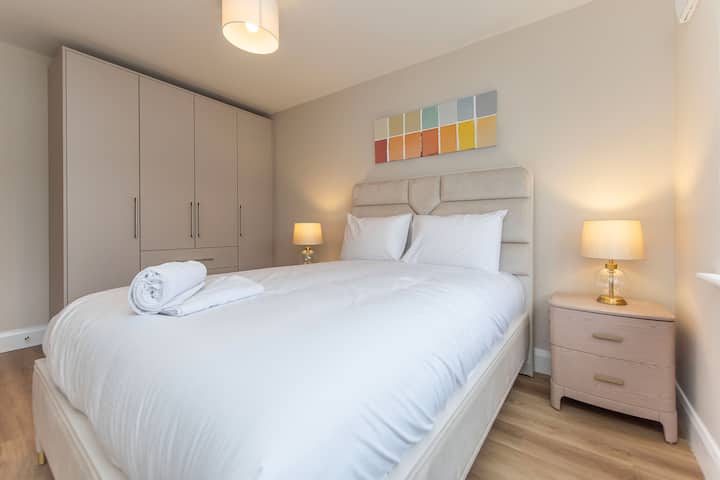 Spacious And Elegant House: 4 Bed, 3 Bath+parking - Galway