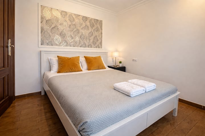 Centro Sevilla: Amplio Piso Para 8 Personas - Sevilla