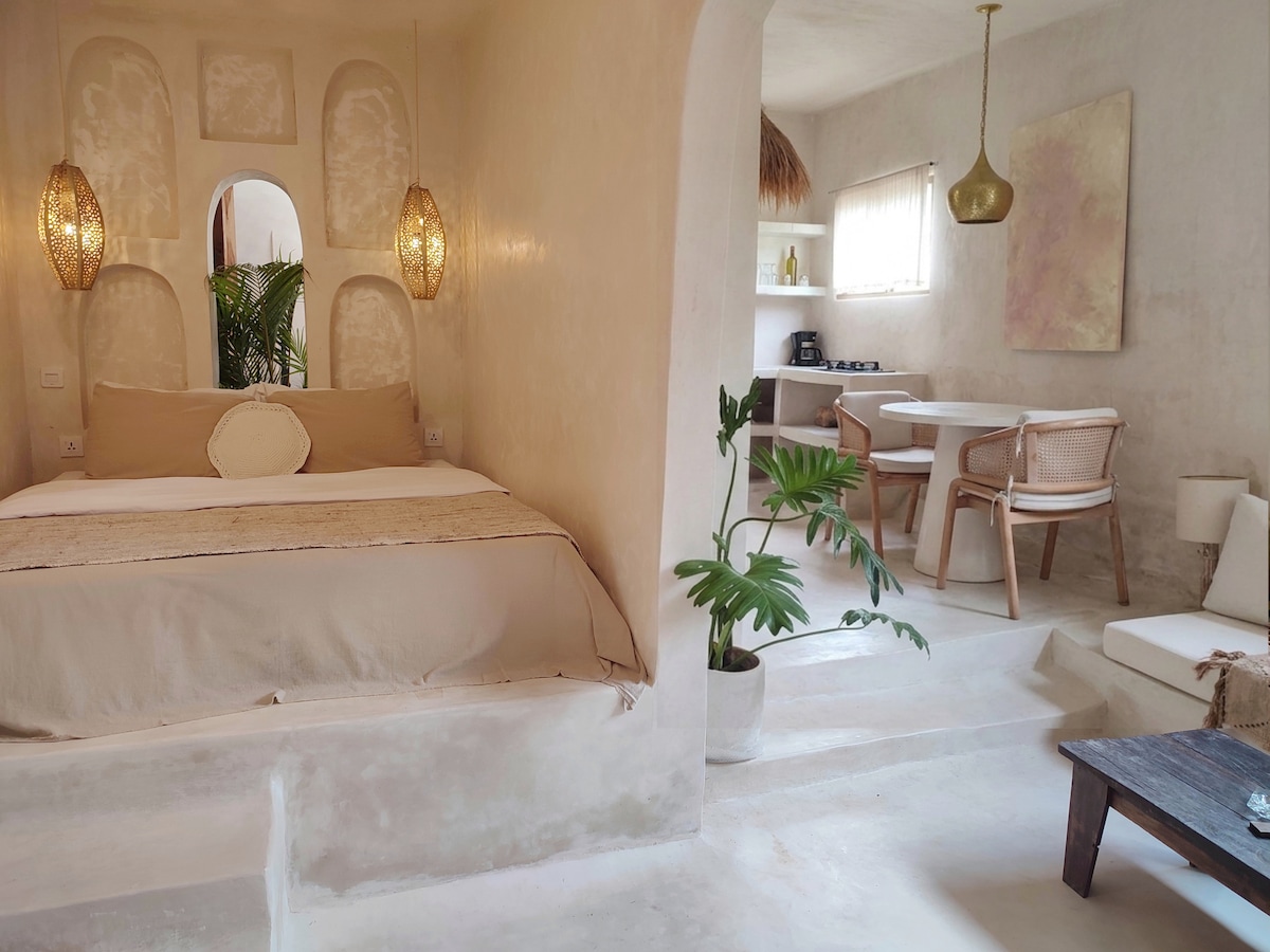 Home in Kuta Utara · 1 bedroom · 1 bed · 1 private bath, сопоставимый объект Airbnb