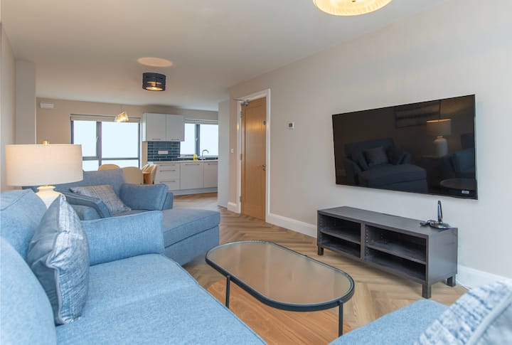 Elegant House: 4 Bed, 3 Bath + Free Parking - Galway