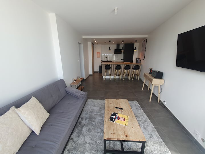 Appartement Avec Terrasse & Parking, Tout à Pied - Amilly