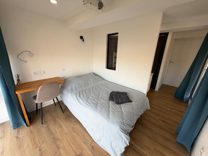 Camera tranquilla e luminosa con letto matrimoniale e bella apertura verso l’esterno.