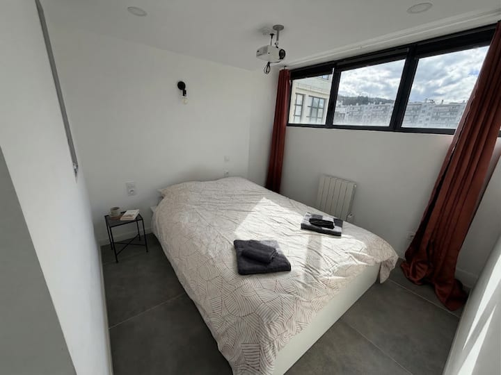 Camera tranquilla e luminosa con letto matrimoniale e bella apertura verso l’esterno.