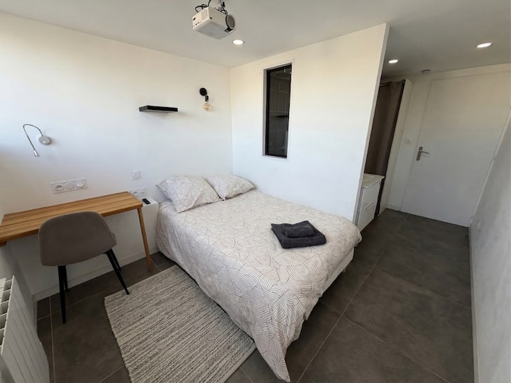 Camera da letto confortevole e luminosa con zona ufficio e ripostigli.