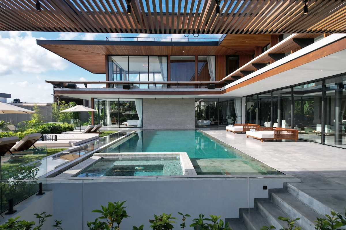 Home in Mengwi · 6 bedrooms · 6 beds · 8 private baths, comparable Airbnb