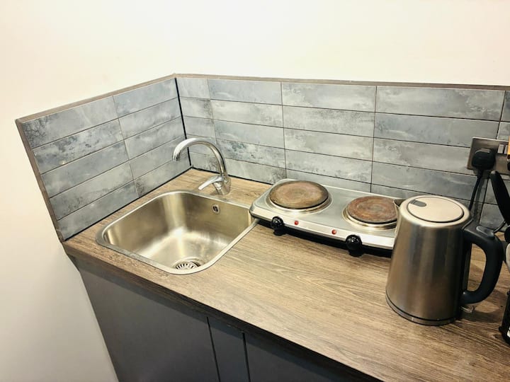 Private Studio With Ensuite Bathroom & Kitchenette - Epsom