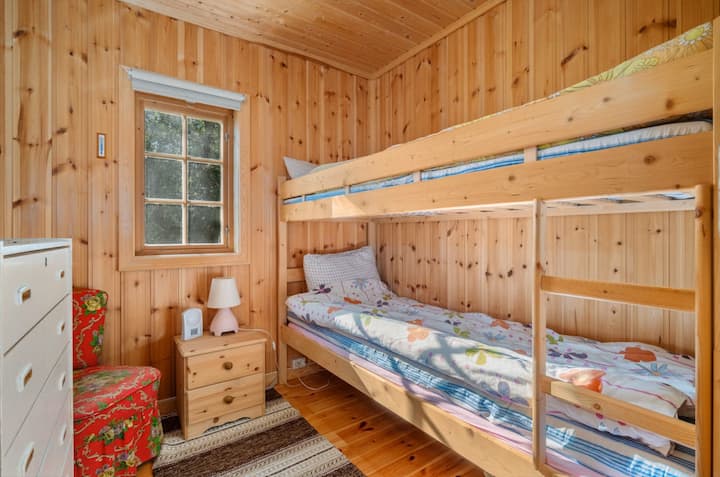 Litera con dos plazas para dormir; en la habitación también hay un televisor y una PS4.