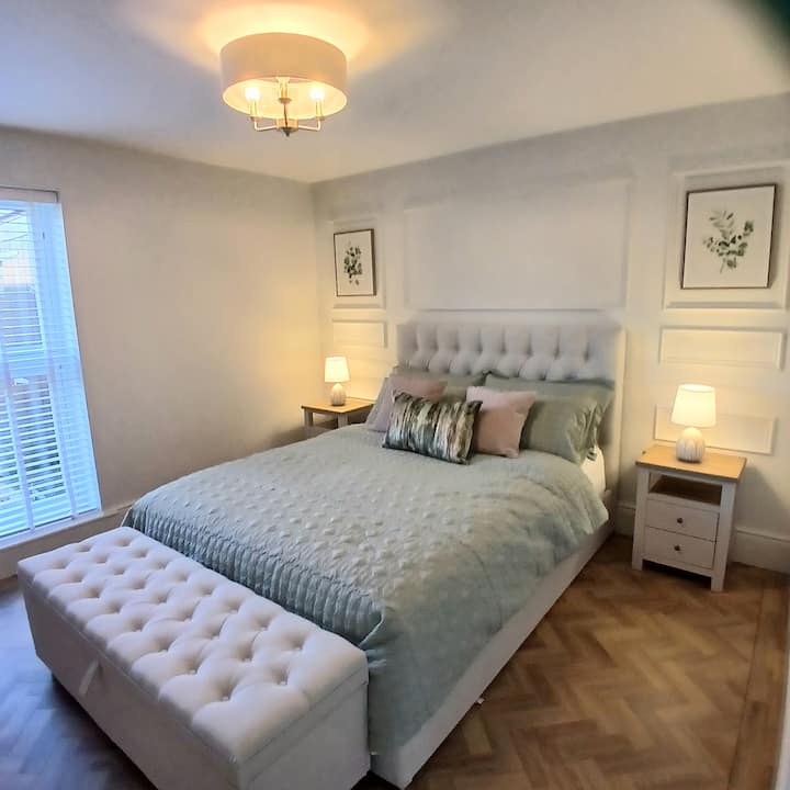 Stretch out, switch off, and enjoy a perfect night’s sleep in the king-size bed