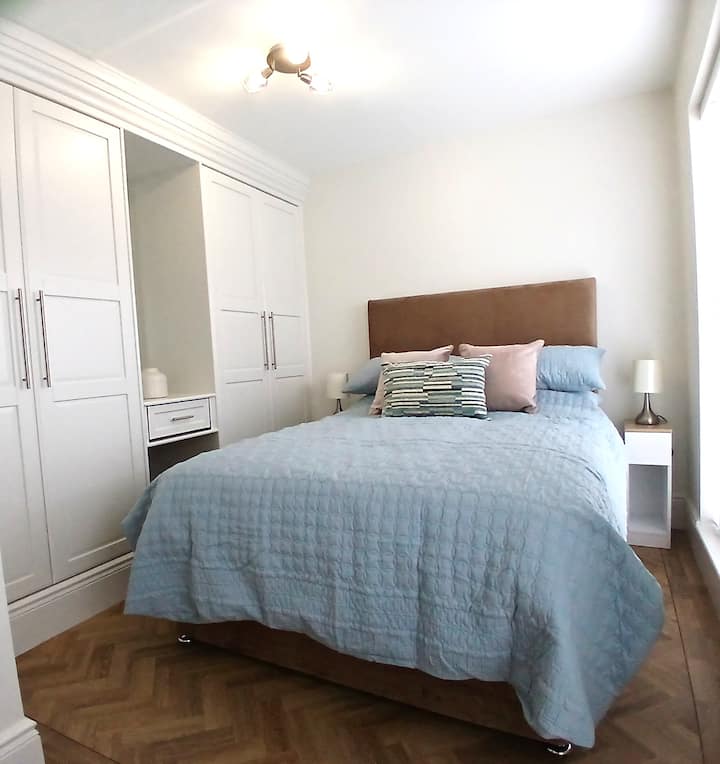 The second bedroom at The Nest ️ is light and airy with a comfortable double bed and fitted wardrobe, offering a calm and restful space for a great night’s sleep for your family or friends
