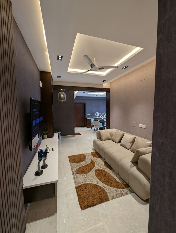 2bhk Aurea Stays | Luxury Living With Balcony View - Bhubaneswar