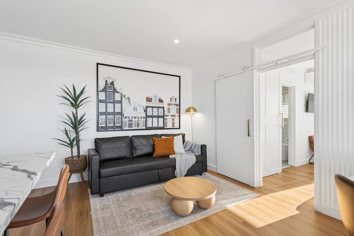 Riverfront Gem! Skyline, Walk To Shops & Cafés - South Perth