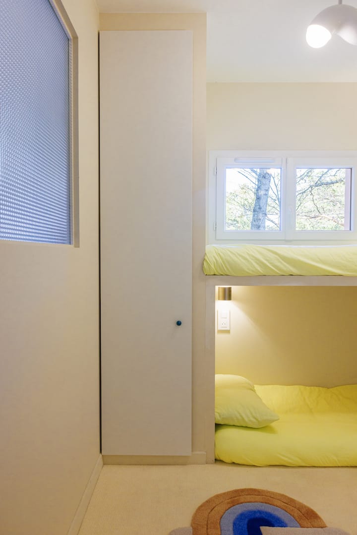 Para la configuración de la habitación 4, existen 2 posibilidades: o bien utilizar las 3 camas individuales separadas (tamaño de las camas: 180 x 80), o bien juntar las 2 camas de suelo para formar una cama doble para 2 personas.