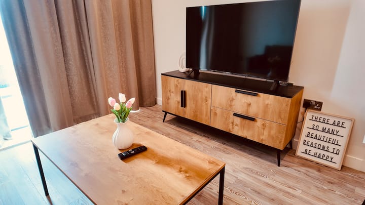 Stylish 1-bedroom Apartment With Balcony Views - 채텀