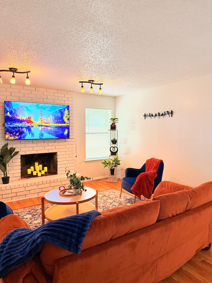 Spacious Tulsa Stay | King + Bunk Bed | Sleeps 9 - Tulsa, OK