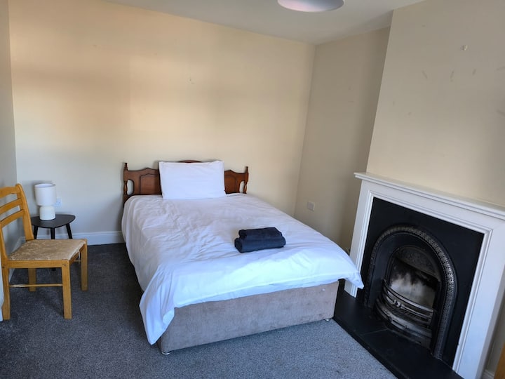 Modern 4-bed | Sleeps 6 | Near Newcastle West - Cork