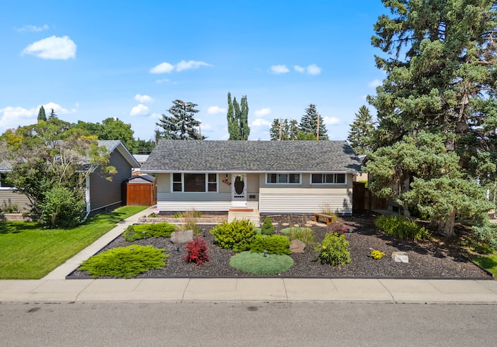 Alpine Elegance | Modern 5-br | 2 Full Kitchens! - Calgary