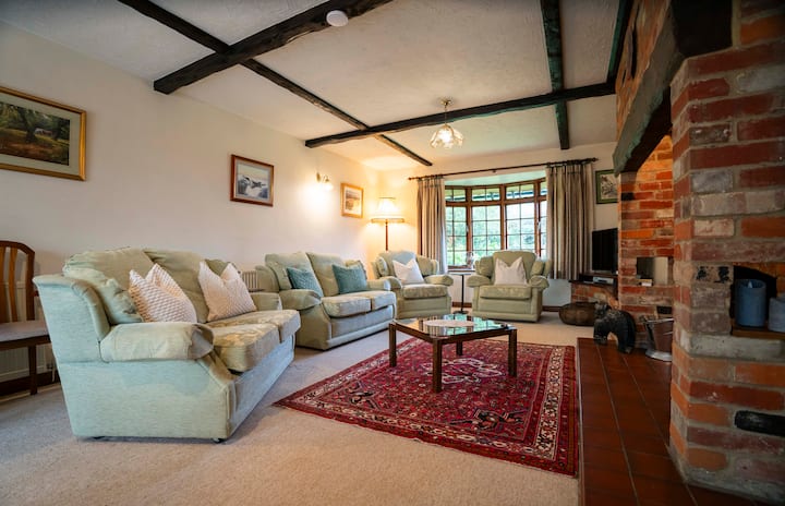 New Forest Cottage Sleeps 6 | Dogs & Fire Pit - Beaulieu