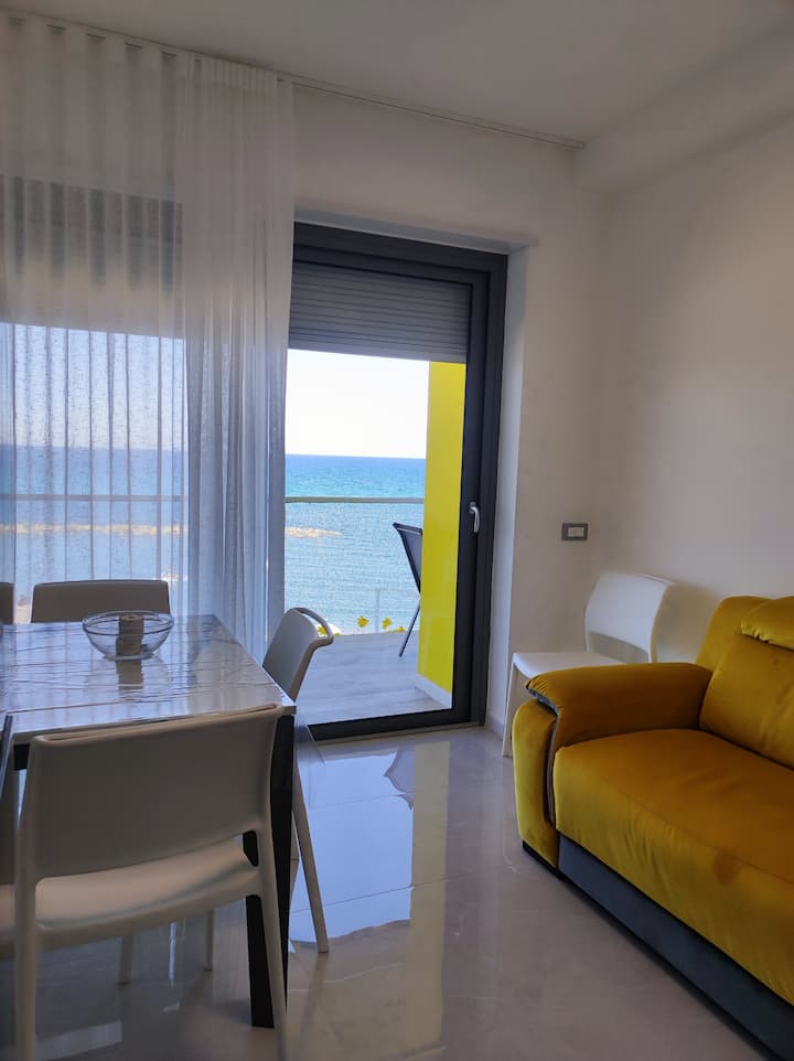Yellow Dream
Bilocale Con Terrazzo Vista Mare - Melissa