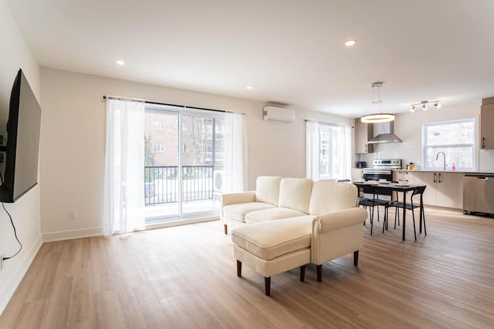 Charming 2br House • Backyard • Pet-friendly - Saint-Lambert