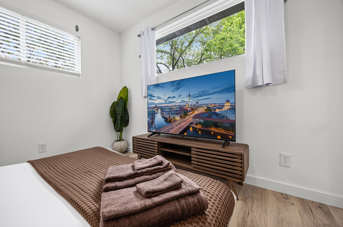 Central Austin 2BR with yard and free parking