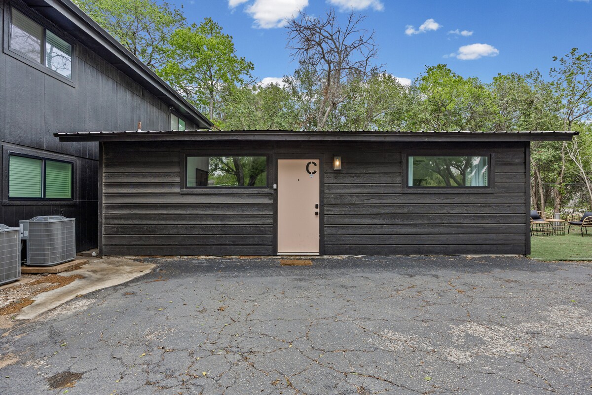 Central Austin 2BR with yard and free parking