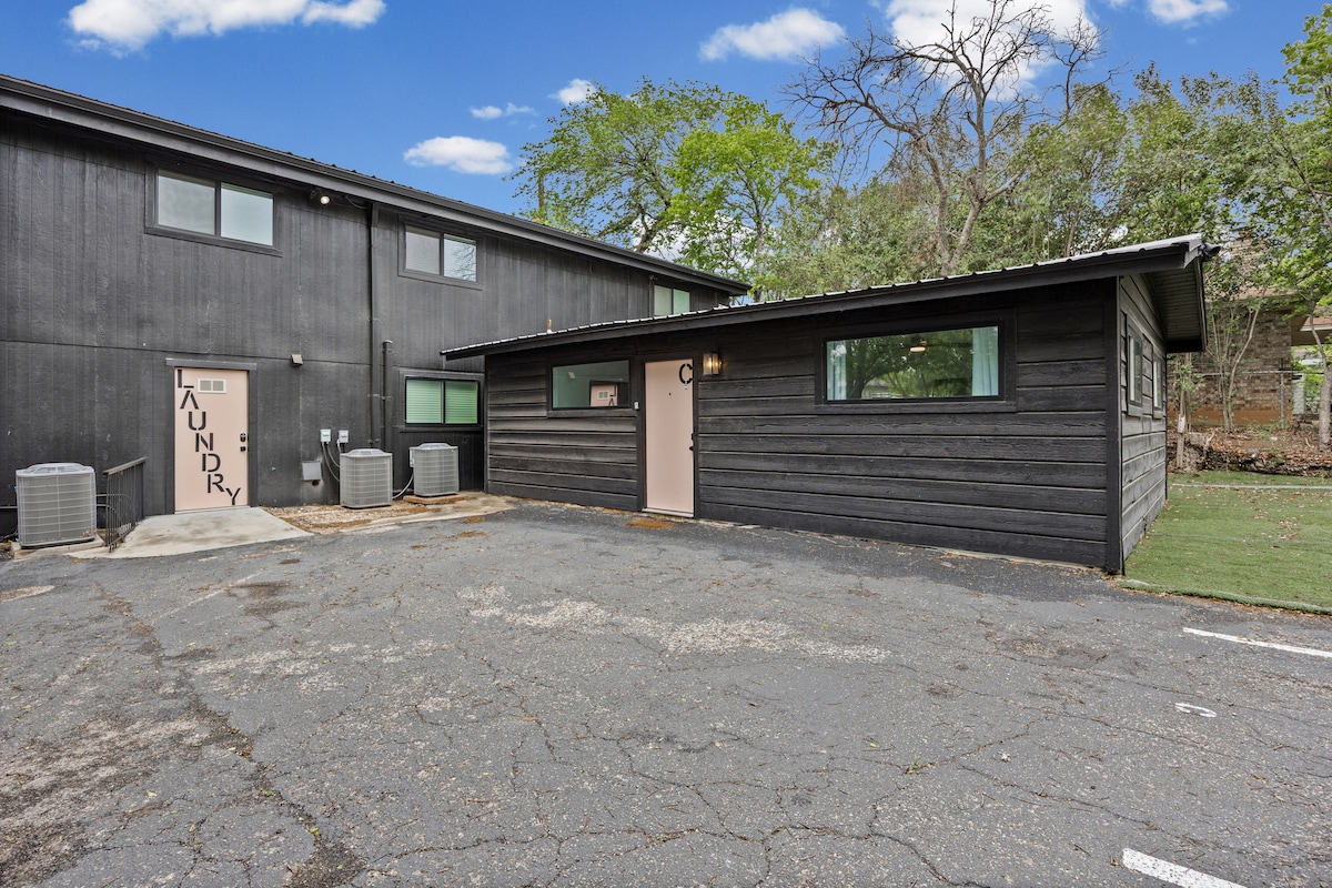 Central Austin 2BR with yard and free parking